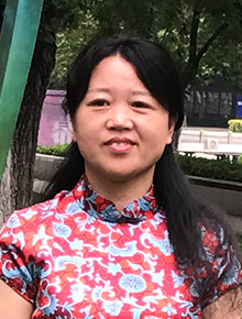 殷卫霞：政治教师，中教高级。北京市中小学“紫禁杯”优秀班主任、北京市骨干教师、海淀区优秀督学、全国模拟政协优秀指导教师、海淀区兼职教研员。参与编写了人民教育出版社出版的初中澳门教材《品德与公民》和初中澳门《品德与公民教师教学用书》；多篇教育教学论文在国家级、市级刊物发表或获奖；在“北京市基础教育优秀课堂教学设计评选”活动中荣获优秀课例一等奖。踏实认真、低调内敛是她一贯的行事风格；怀揣爱和责任，在教书育人的行业中静心潜行是她不变的追求。