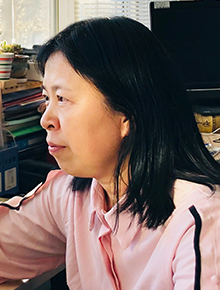 何群：地理学科，中学高级教师，曾获第三届“全国优秀中学地理教育工作者”称号。<br>从教30余年，喜欢与学生一起关注身边的地理常识，探究生活中的地理现象背后的原因，尝试用一双“地理眼”去观察和欣赏周围的世界，并身体力行地从点滴做起，节约资源、保护环境。<br>并期待更多的学生留下类似的赠言：喜欢你不是因为地理，但喜欢地理却是因为你！
