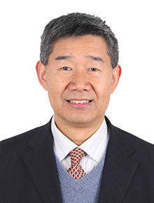 程翔：语文特级教师，正高级教师，全国优秀教师，国家高层次人才特殊支持计划领军人才。曾任泰安六中校长、北大附中副校长、北京一零一中副校长。受聘为教育部“国培计划”专家库首批专家、教育部教师教育课程资源专家委员会委员、人民教育出版社教材编写委员、北京大学语文教育研究所兼职研究员、北师大硕士生兼职导师。担任全国中语会学术委员会副主任、北京市语文学会副会长。出版专著十余部。