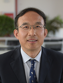 杨金才：语文特级教师。 2004被评为“全国优秀中学语文教师”，同年被评为语文特级教师。<br>近几年来，多次应教育部课程研究中心、北京师范大学、首都师范大学、北京教育学院等单位之邀为全国、市、区课题组及各级骨干教师培训班作示范课、专题讲座。主要著作有《“咱们”的文化》《中学语文教学目标与测评》《鲜花盛开的夏天》等。有多篇论文在《中国教师》《语文教学通讯》等刊物上发表或获市级奖励。<br>兼任北京教育科学研究院“在线作文辅导”核心组专家、北京市海淀区北部研修中心教学指导专家等职。