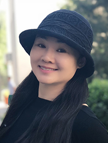 周真群：北京市体育学科骨干教师，重视以学生为主体的体育常态课教学，提高体育教学的科学性有效性，形成符合初中女生身心特点的教学风格，所上形体课把体育和美育相结合力求在培养学生正确的身体姿态和终身体育方面做出贡献。参加北京市数字学校名师课堂的上课和备课工作，应邀在中国教师教育网上授课。海淀区兼职教研员，参与海淀区体育教师培训和教研的活动，担任海淀区参加北京市体育教师专业技能比赛的指导教师，在北京市初中教师教学基本功培训和展示活动中获笔试一等奖。获海淀区学科带头人骨干教师教学展评一等奖。作为校健美操队指导教师指导学生参加全国、北京市健美操啦啦操比赛多次获得第一名的好成绩，本人也多次荣获全国优秀教练员奖。