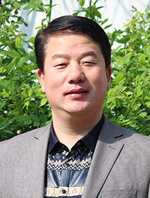 朱思克：北京市第一0一中学怀柔分校高中语文教师，学校教师发展中心主任。1971年出生，中共党员，文学学士，语文特级教师，正高级教师。在教学中积极倡导“美丽语文•智慧语文”的理念，荣获国家级、省级优质课一等奖，教学名师、教学能手称号。主持教育部、省、市教科院重点课题12项，荣获省级教育科学研究成果一等奖，教育科研先进个人称号。主编出版校本教材和地方教材4部，荣获省级普通高中地方教材一等奖。撰写的50多篇教学论文在省和国家级刊物上发表，多篇在中文核心期刊上发表。专著《品味语文》由开明出版社出版，荣获市政府颁发的社科优秀成果奖。先后制作改进语文教学用具4项，通过中华人民共和国国家知识产权局鉴定。多次担任省级远程研修、优秀班主任和骨干教师培训的指导教师及全国国学联盟校和中国语文名师成长大讲堂客座讲师。在育人上坚持“讲格局，做真人”的理念，以 “培养习惯，深化细节”为工作思路，建立并完善了家校联动、师生结对、活动引领的实施体系，让学生生活在“知识与智慧”的世界里。<br>致力教书育人神圣天职，不负党和人民深情重托！