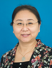 李爱民：2007年起，连续四届被评为北京市数学学科骨干教师。担任初中数学教研组长。2013.09-2014.07，参加海淀区教育系统义务教育交流教师项目，派往北京市温泉二中支教一年。2015年8月-2019年1月，被派往北京一零一中怀柔校区担任教学主任，教学、教务、教科研齐抓共管。在怀柔区成立“数学名师工作室”，被怀柔区教工委聘为“怀柔区中学数学学科名师工作室导师”。2018年，被北京市“人才京郊行”项目派往怀柔区教科研中心挂职副主任一年。2019年2月担任双榆树校区教学主任。2013年被评为海淀区“师德标兵”；2015年被评为海淀区 “四有教师”；“三八红旗手”。2016年被评为北京市师德榜样，海淀区教育系统优秀”四有“教师标兵。2015年当选为怀柔区第五届政协常委。