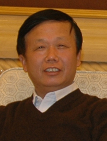 严寅贤：北京一零一中原副校长，北京市特级教师。全国教育系统劳动模范（教育部人事部）全国优秀教师（教育部人事部）全国推动读书十大人物（中国教育报）。北京市教委支援通州教育名师工作室导师、朝阳区名师工作室导师。海淀区督学。在《光明日报》《中国教育报》等发表论文50多篇。专著《教书与铸魂》被中国教育报评为全国教师喜欢的一百本书（2014）被海淀区教科所推荐全区50本必读经典书目（2014）。长期从事学校管理和高中语文教学，长期送高三毕业班。退休后仍在一零一中教学一线上课。教育理念：绝不误人子弟；以丰富学生语文素养、培育学生生命成长为职业使命。