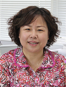 孔繁华：女，汉族，中共党员，现任北京市第一〇一中学英语教师、北京市特级教师、海淀区高中英语学科总督学，北京师范大学教育硕士专业学位研究生学科教学（英语）专业实践导师，海淀区中学学科基地校北京市第一〇一中学英语学科首席教师。<br>执教三十余年，担任多年教研组长、年级组长、班主任，有丰富的一线教育、教学经验，教书育人成果优秀。参与编写了义务教育课程标准实验教科书《新起点》教材、教参、人教社教材《新阶英语》、《新课标高中英语词汇学习手册》，主编了教育部指定《内地西藏班新疆高中班预科教材 英语》系列教材及教参、北师大版《高中英语读本》模块1-8等多部教材教辅。《基于观察的高中英语阅读教学问题探究》等多篇论文在英语核心期刊《中小学外语教学》或其他杂志上发表或获国家、市区级评比一等奖，多次承担市、区级公开课及课题研究。指导了多所学校的教学，指导了多名青年教师，所带徒弟已有3人被评为北京市特级教师。个人曾荣获市优秀教师、北京市中小学优秀共产党员等荣誉称号。