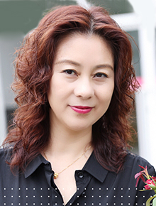 孙娜：北京市第一〇一中学高级教师，英语教研组长，北京市英语骨干教师。全国首届英语教师教学基本功大赛一等奖获得者，省级优秀教师，参与编著《常春藤英语》《高中英语读本》《5年高考3年模拟》等，多篇论文在《基础教育课程》等各级期刊发表，海淀区“优秀四有教师”。<br>语言即文化，英语学科的博大精深、妙趣横生、包罗万象、文化交融、美学思维等特质，使我对英语学科的热爱至今初心不改。我追求以学生为中心、以学生发展为目的、高效的课堂，每一个学生在精心创设的情境中真正参与学习的过程，快乐地体验，让学习真实地发生。<br>我希望通过我的努力，点燃学生的智慧火花，使学生得法于课内，得益于课外，使我的学生们拥有敦厚博大的人文情怀、自主积极的学习动力和大气高远的国际视野。<br>只有能够激发学生进行自我教育的教育才是真正的教育。
